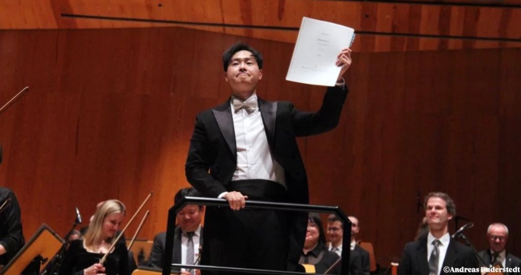 Seong-Bin Oh holding a score
