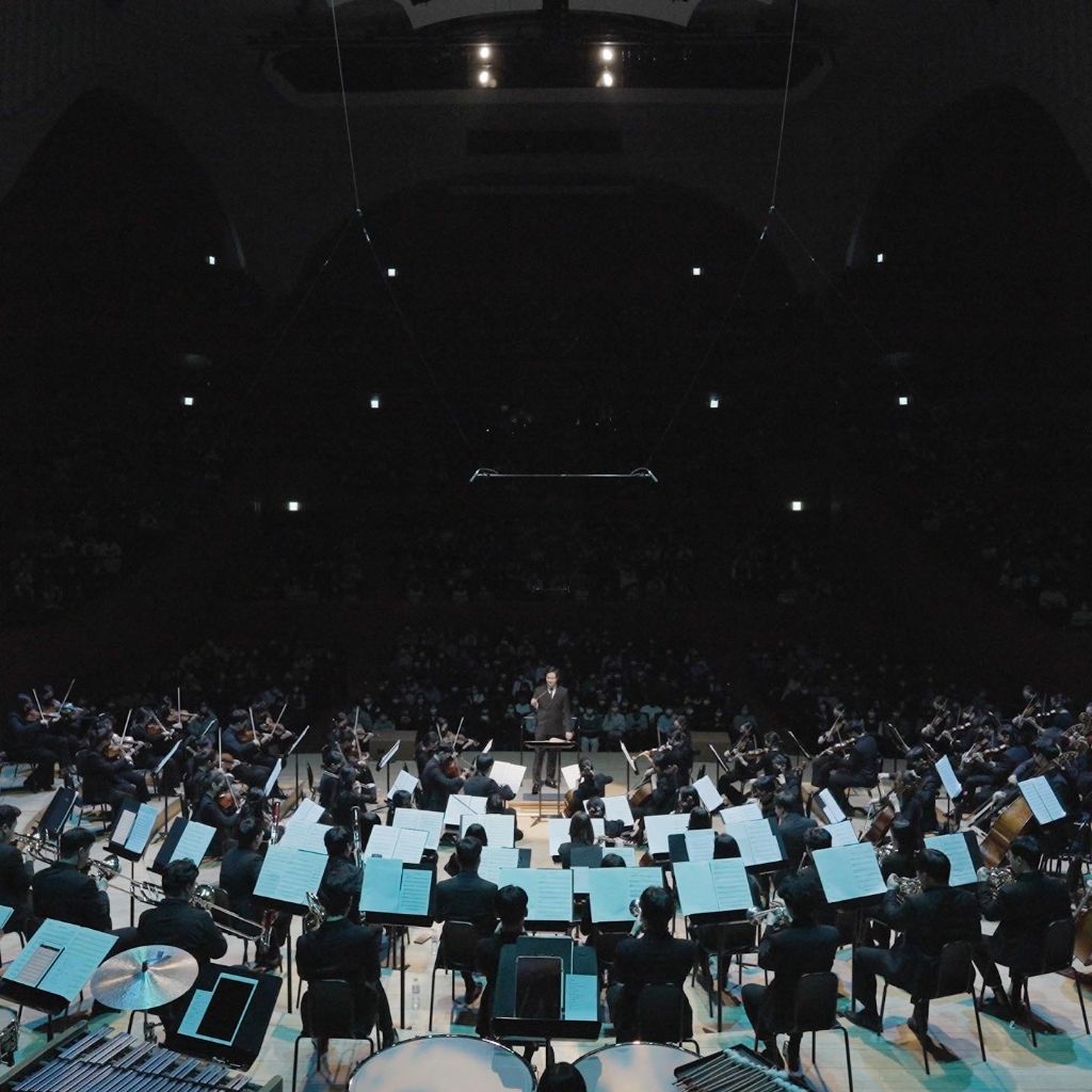 Seong-Bin Oh conducting at a concert hall